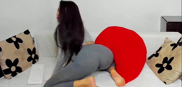 big ass girl930d squirting in tight yoga pants